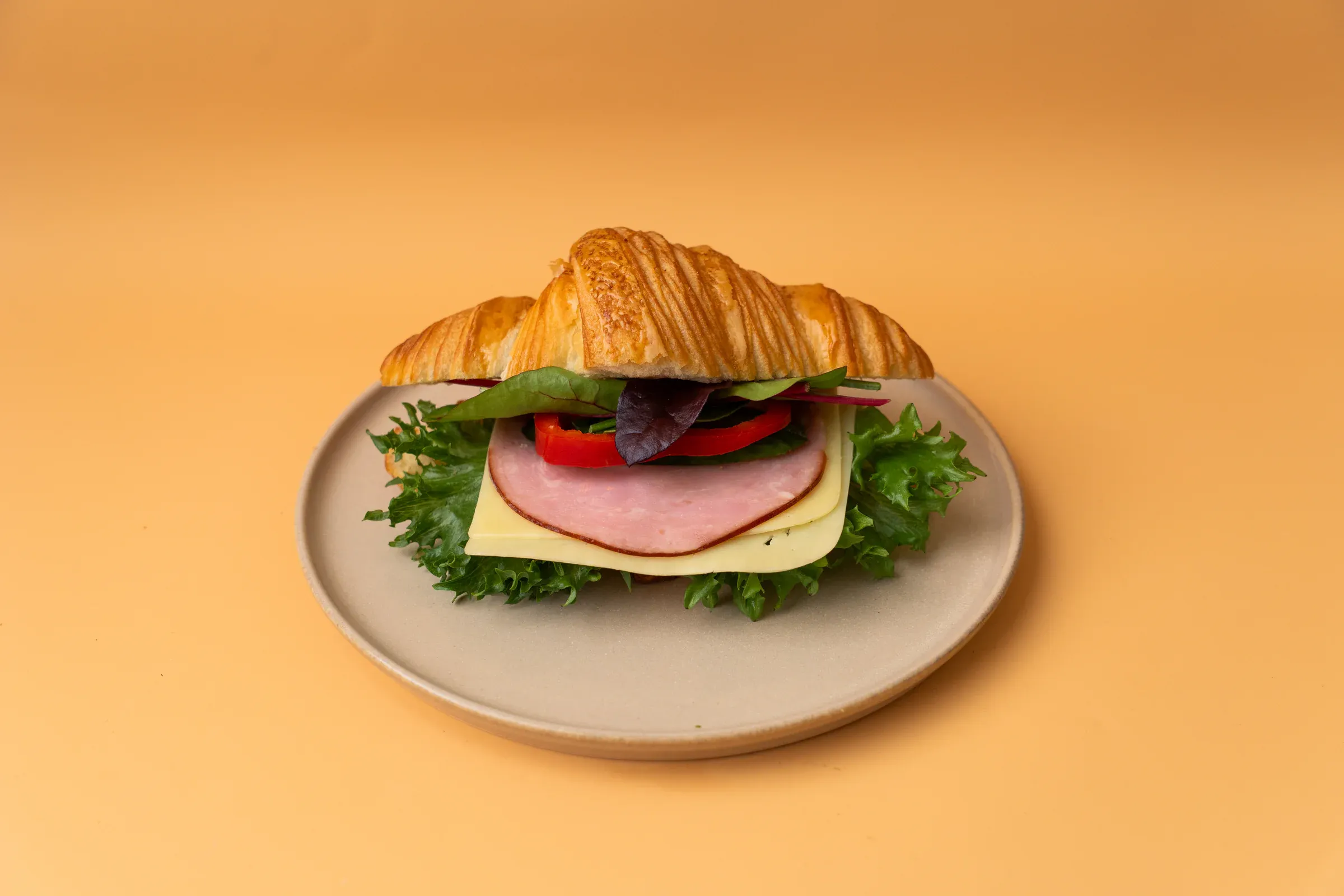 Croissantmacka med ost och skinka